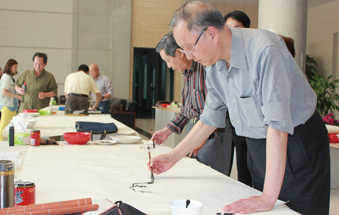 4月3日,刘孙枝,许洪等著名美术家及书法家一行10人莅临